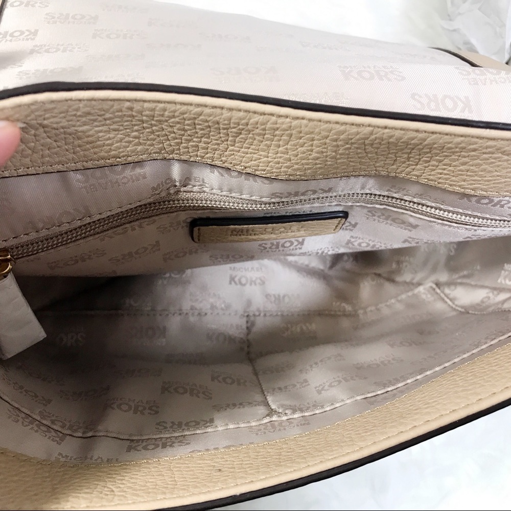❤️SOLD❤️Michael kors messenger bag/ purse leather - Picture 6 of 8