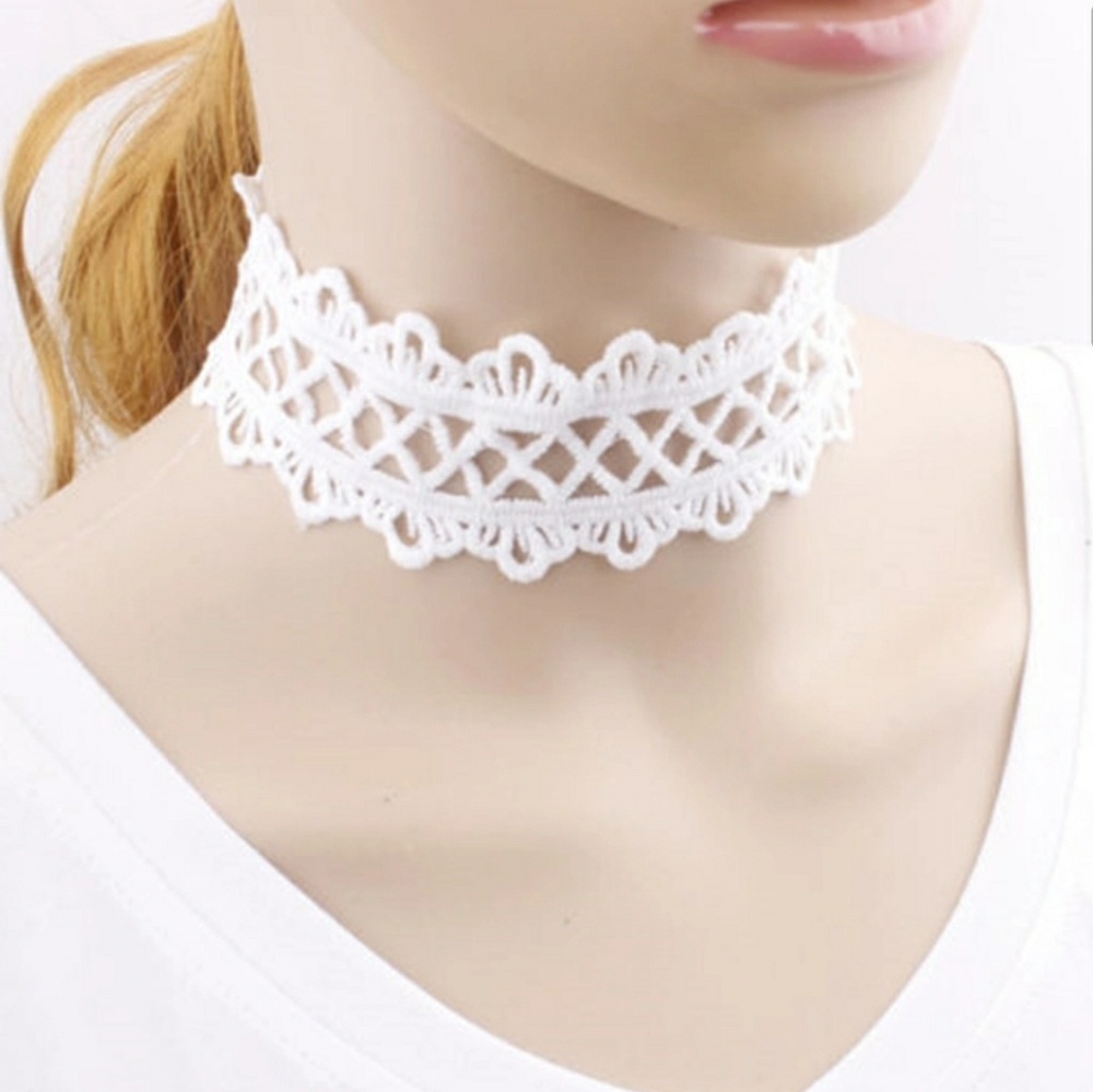 WHITE VELVET CHOKER!