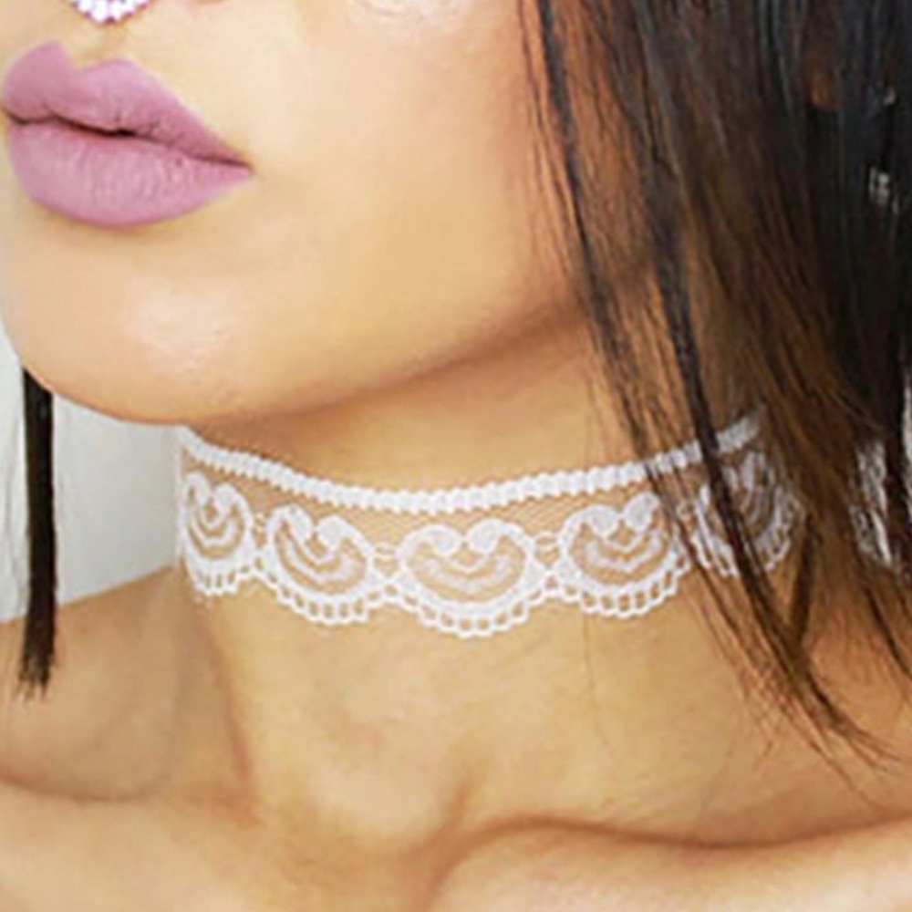 WHITE LACE CHOKER