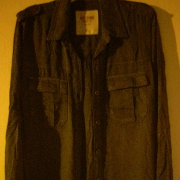 Button down - Picture 1 of 1