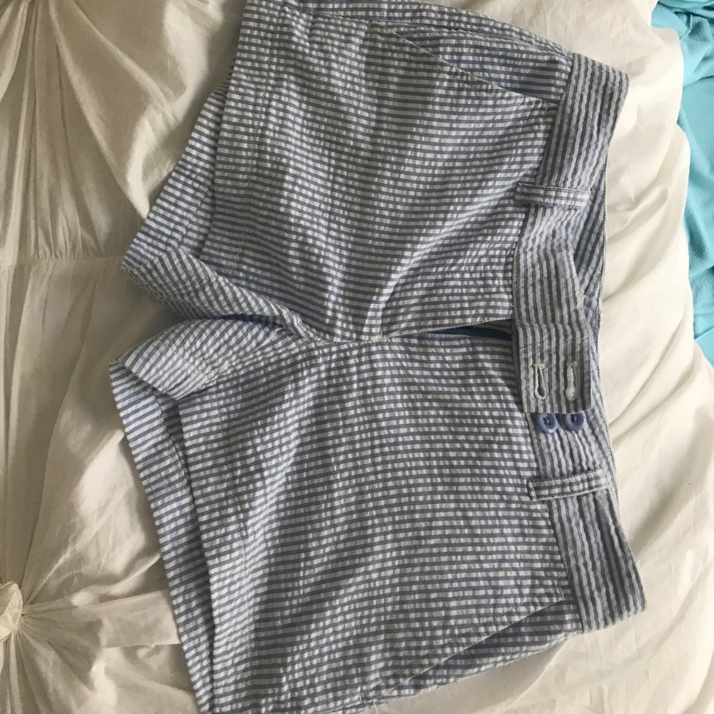 Vineyard vines blue and white striped shorts
