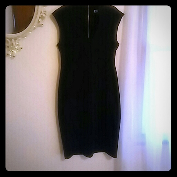 Horse shoe neck LBD - Picture 1 of 4