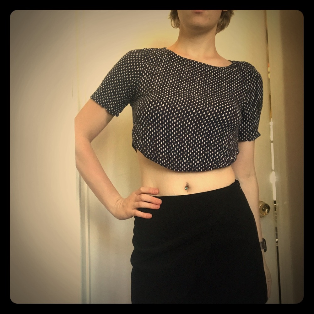Divided teardrop crop top