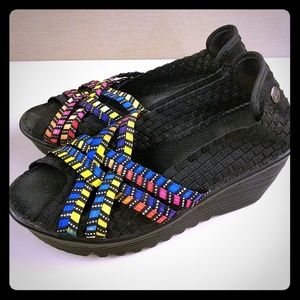 Bernie mev. Open Toe Wedges