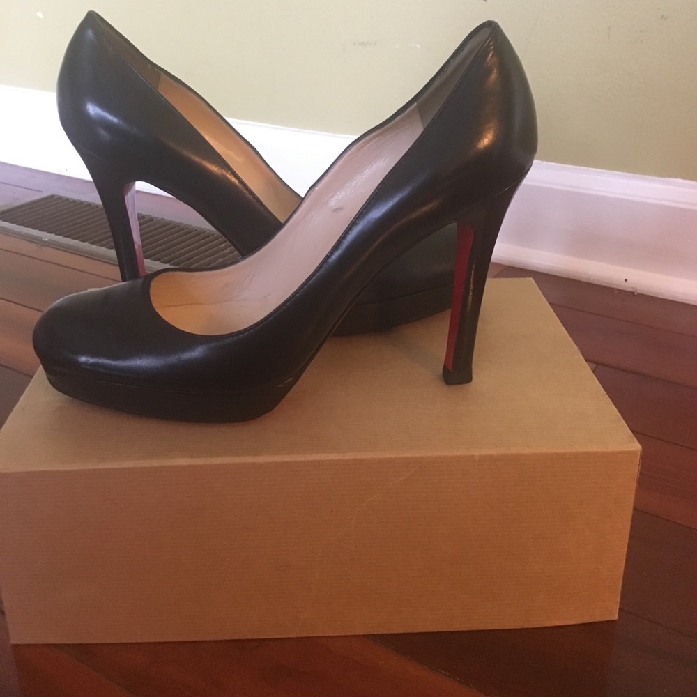 CHRISTIAN LOUBOUTON PUMPS Size 39.5 ***Like New***