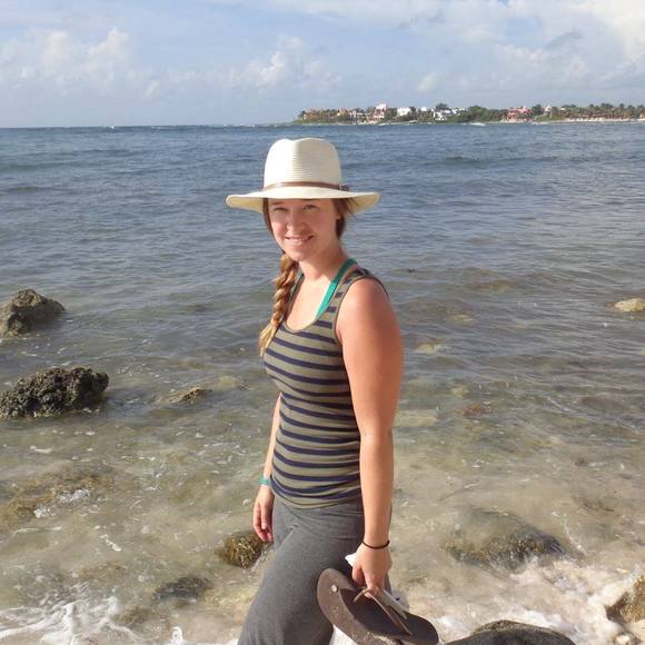 Meet your Posher, Cynthia - Picture 1 of 1