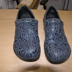 BOC / Born blue patterned clogs size 10/42