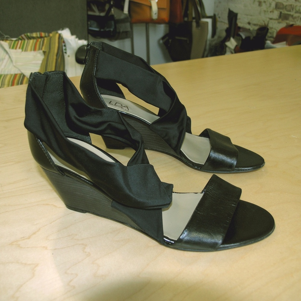 Unique LDA Woman Collection black wedges, size 40