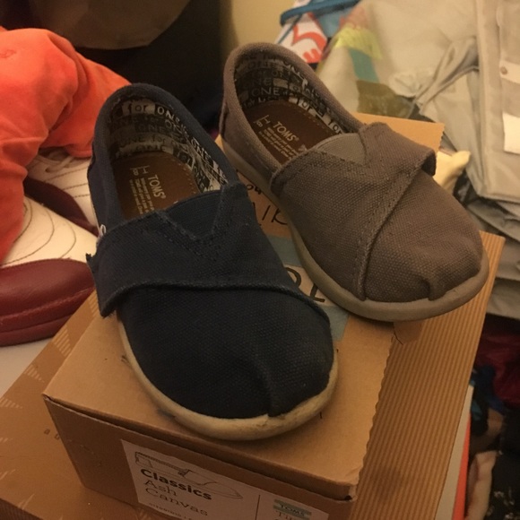 TOMS CLASSIC SLIP ONs - Picture 3 of 3