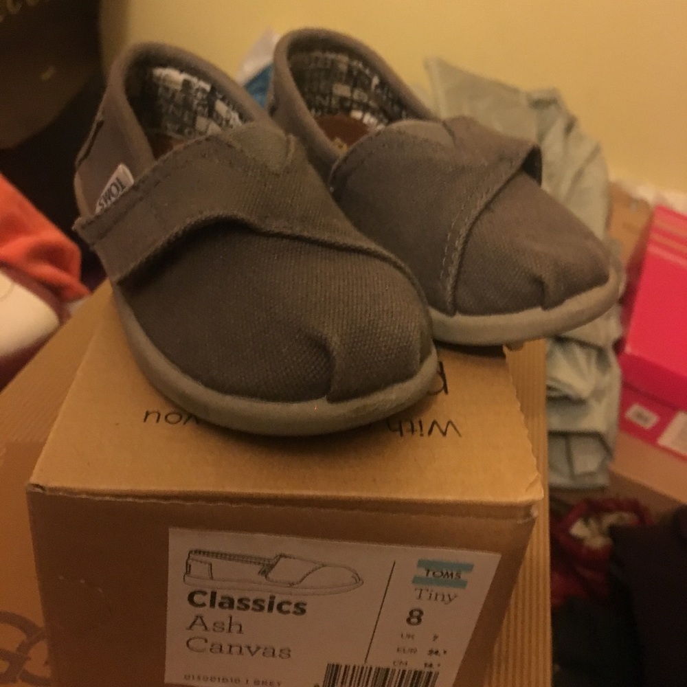 TOMS CLASSIC GRAY SLIP ONs