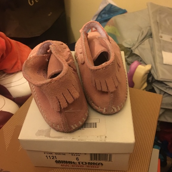 MINNETONKA SUEDE BOOTIES - Picture 2 of 2