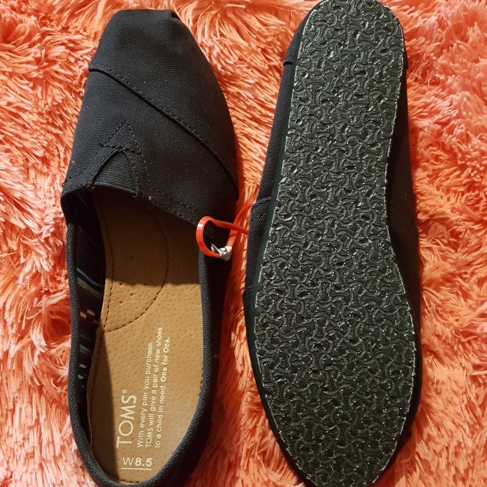 Toms black on black