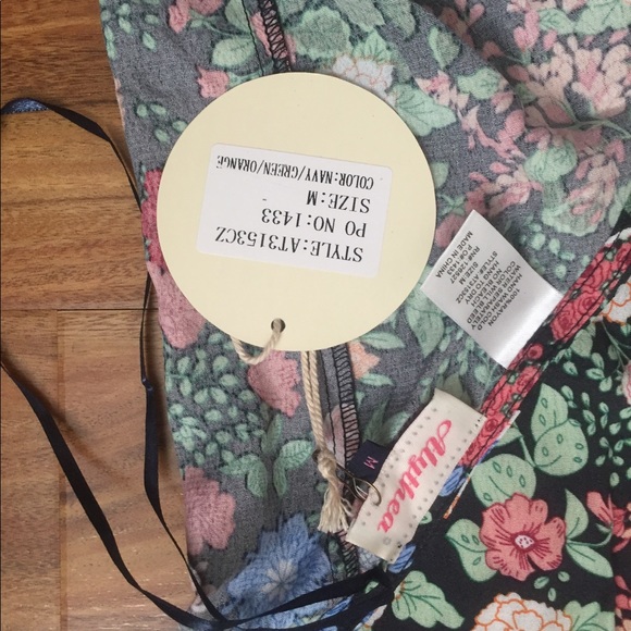 ✨SOLD✨New with tags crop top - Picture 2 of 4