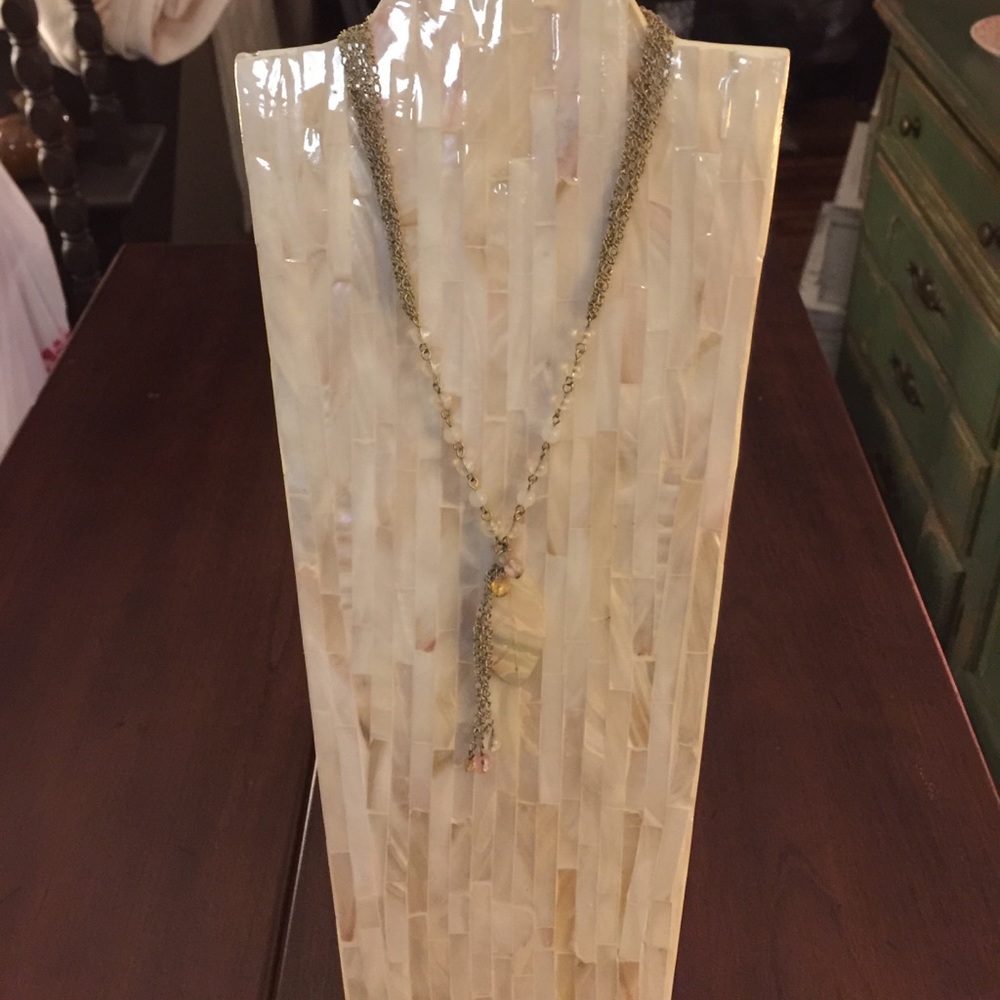 Beautiful Goldtone Shell Feather Necklace 💋
