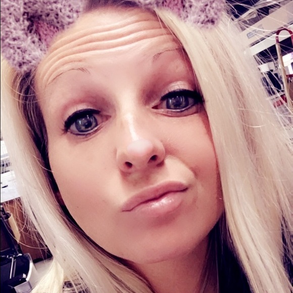 Meet your Posher, Ariel - Picture 3 of 3