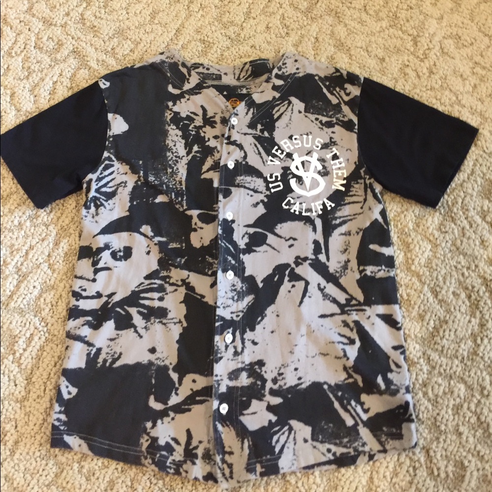 MENS US VERSUS THEM SHORT SLEEVE GRAHIC SHIRT SZ S