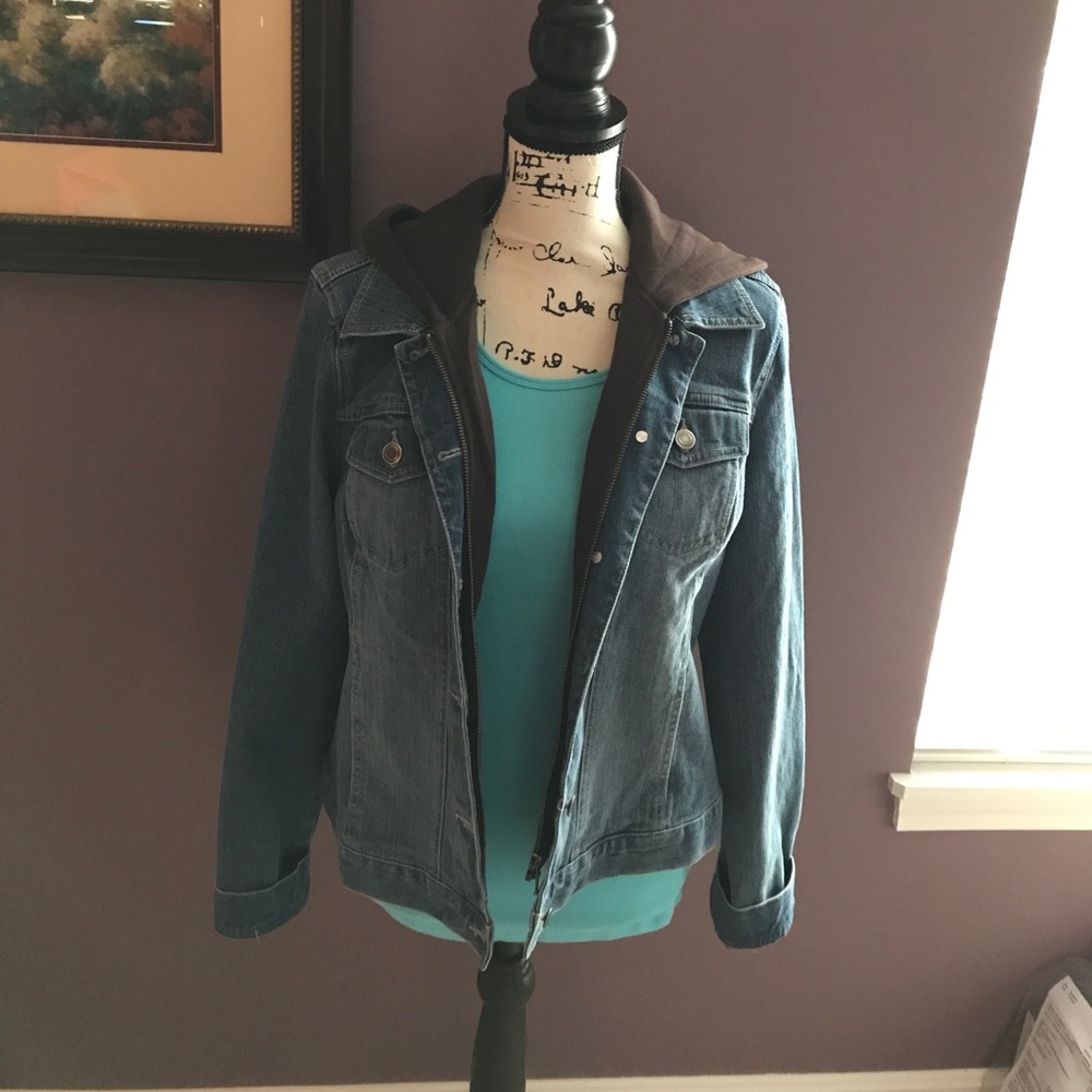 Jean jacket with build in zipper hood.