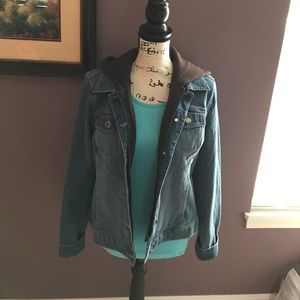 Jean jacket with build in zipper hood.