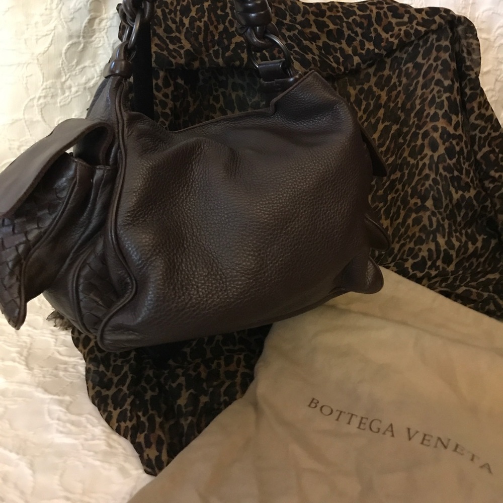 Trade only @utrendit BV and Prada