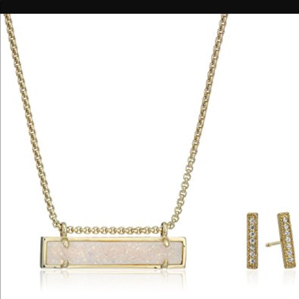 ISO: KENDRA SCOTT *KASEY*, and Leanor necklace!