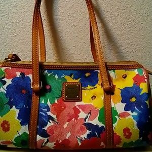 51/2 inches tall n 11 inches wide very spacious