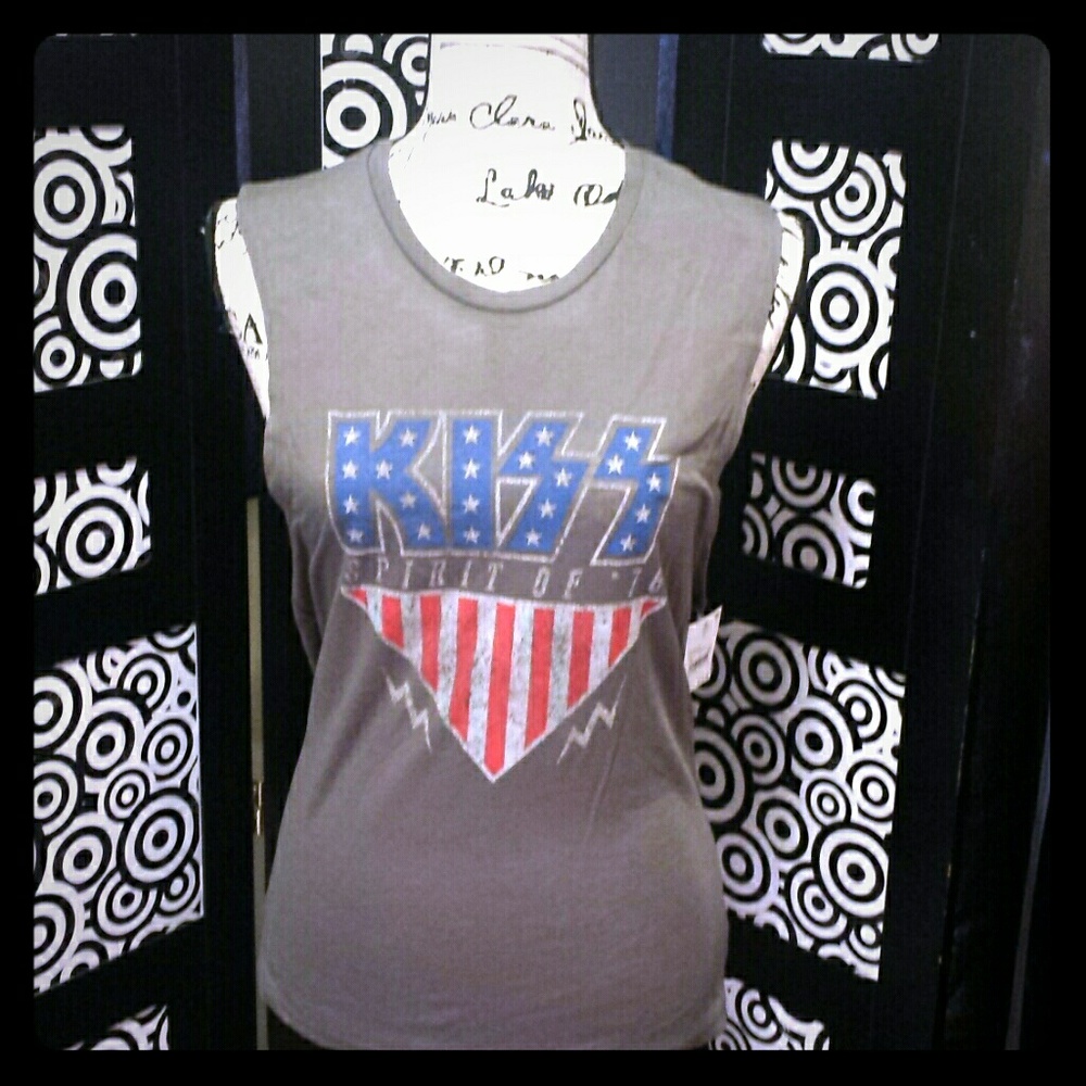 NWT! Awesome KISS t-shirt