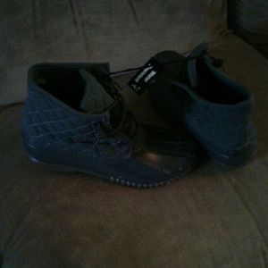 Short water resistant boots