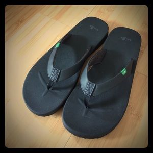 Sanuk women's black flip flops NWOT