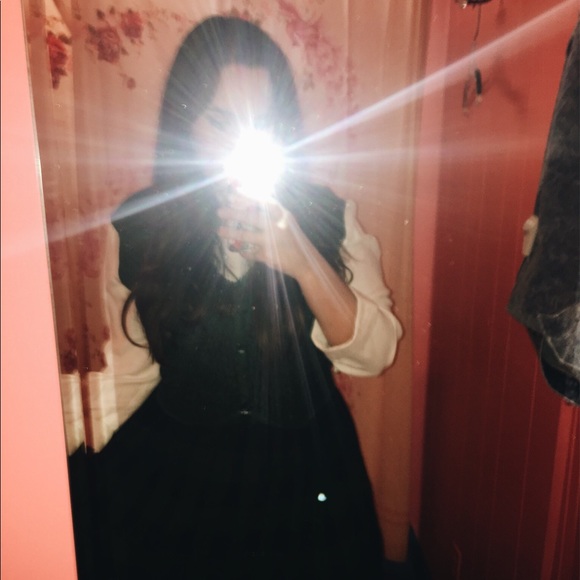 Welcome to my Closet! About me below ⬇️ - Picture 7 of 11