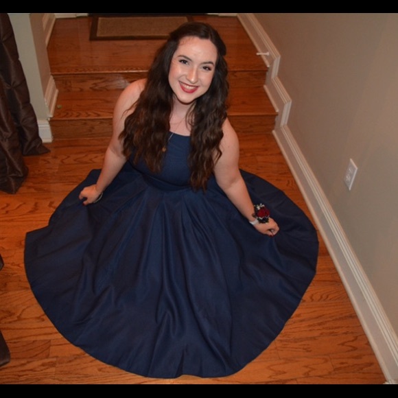 Welcome to my Closet! About me below ⬇️ - Picture 9 of 11