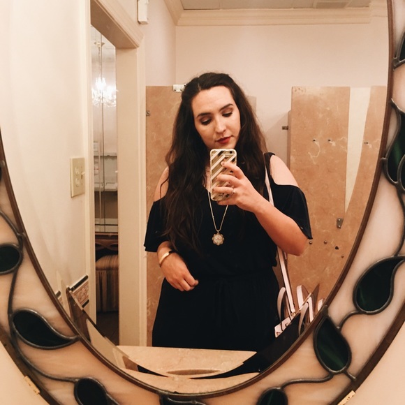 Welcome to my Closet! About me below ⬇️ - Picture 6 of 11