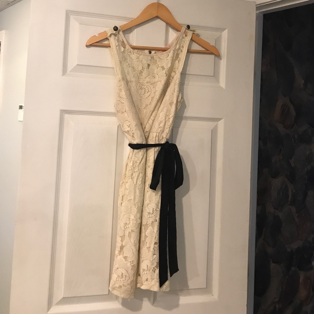 Sleeveless cream lace dress