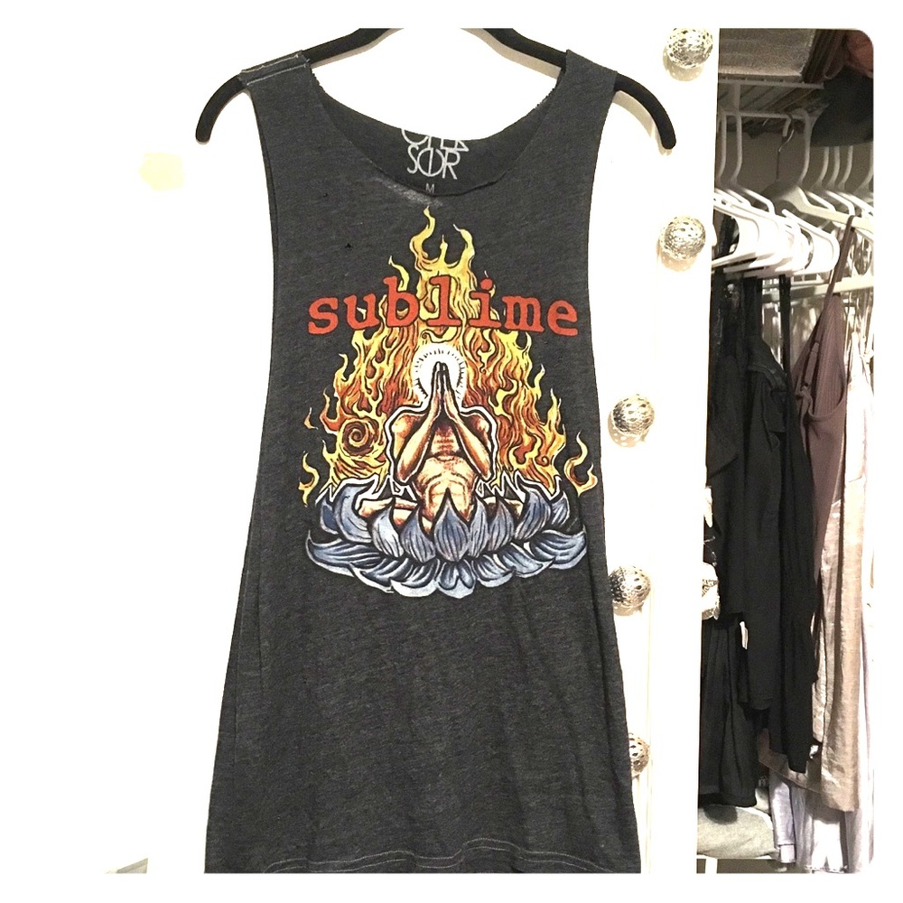 CHASER SUBLIME cut off distressed top