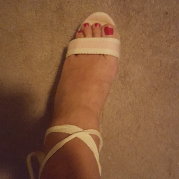 Beautiful heels size 9 Victoria's Secret awesome! - Picture 2 of 8