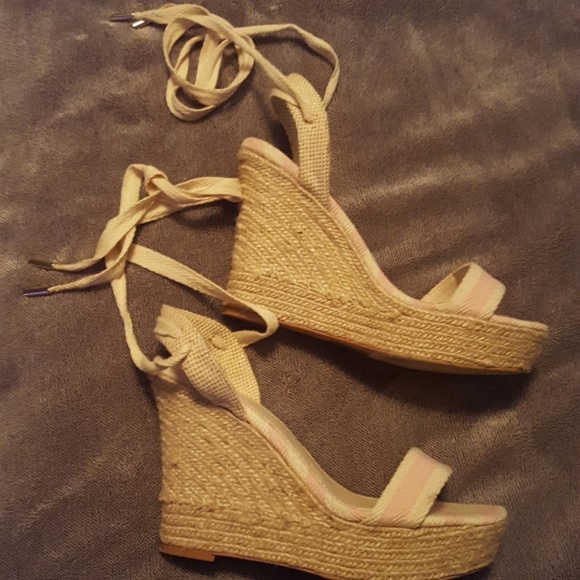 Beautiful heels size 9 Victoria's Secret awesome! - Picture 3 of 8