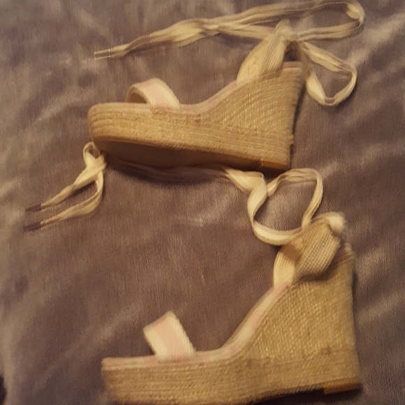 Beautiful heels size 9 Victoria's Secret awesome! - Picture 4 of 8