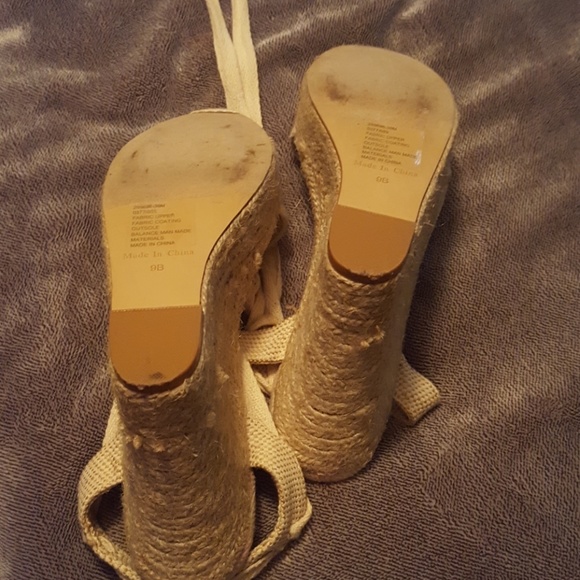 Beautiful heels size 9 Victoria's Secret awesome! - Picture 7 of 8