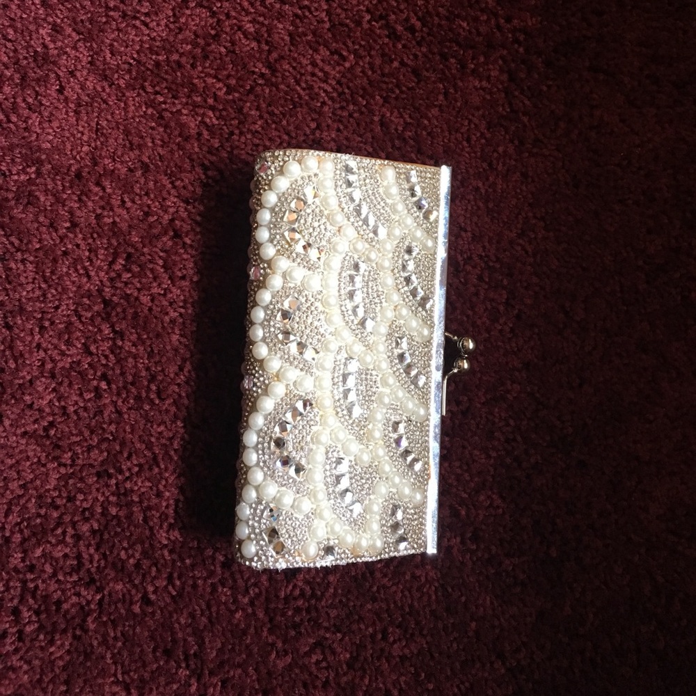 Bridal clutch w/detachable strap
