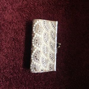 Bridal clutch w/detachable strap