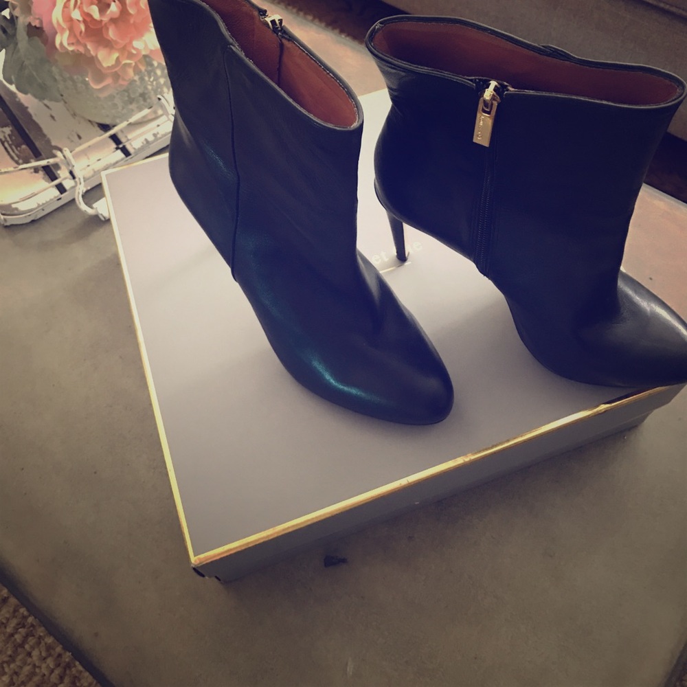 Louis et Cie black ankle bootie, size 9m