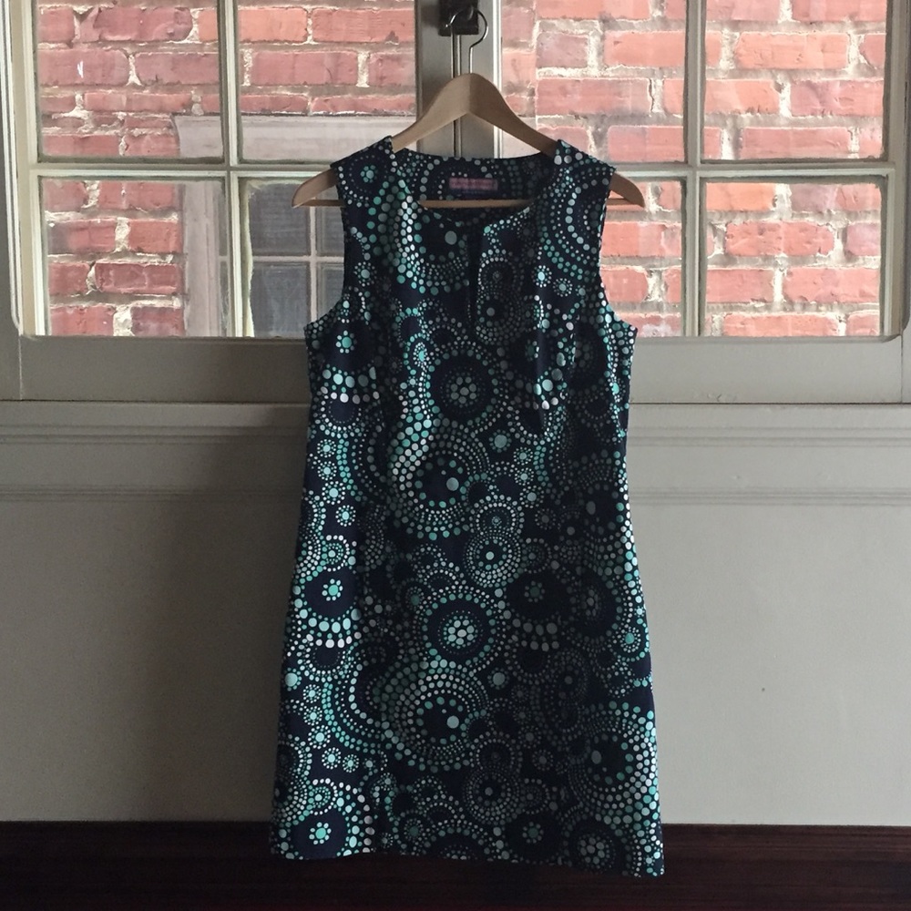 Vineyard Vines Navy shift size 8