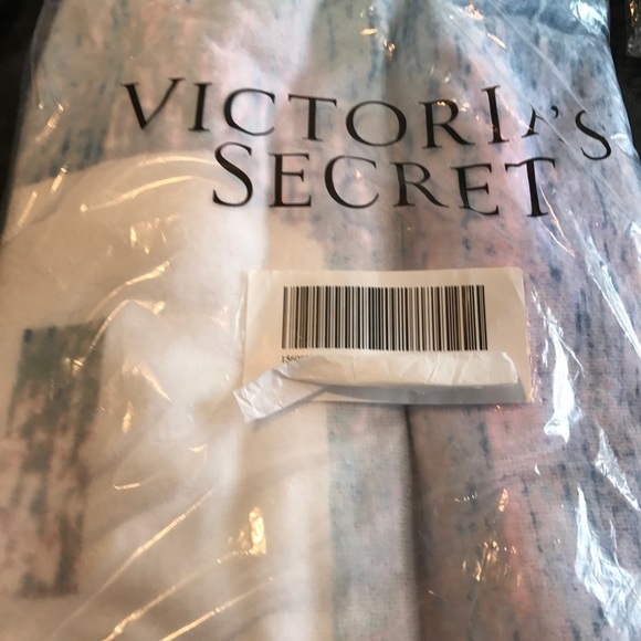 BNWT PINK VICTORIA'SSECRET CAMPUS w/ Freebie - Picture 2 of 8