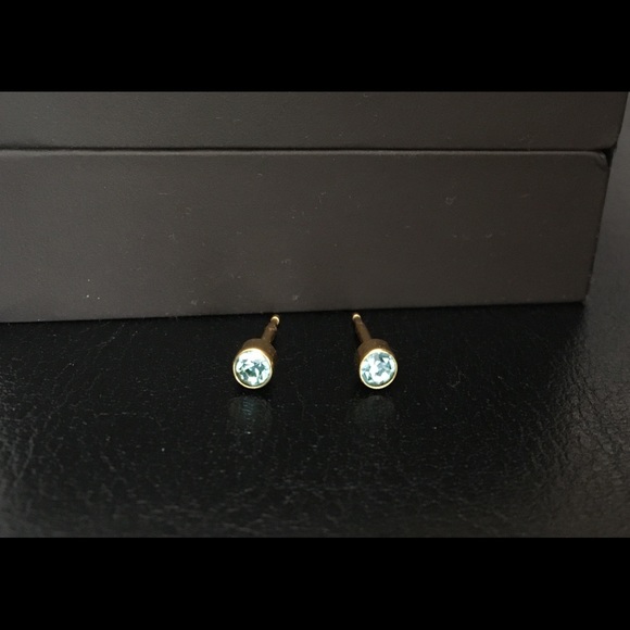 10KT Gold Light Sapphire Gem Earrings Studs - Picture 1 of 5