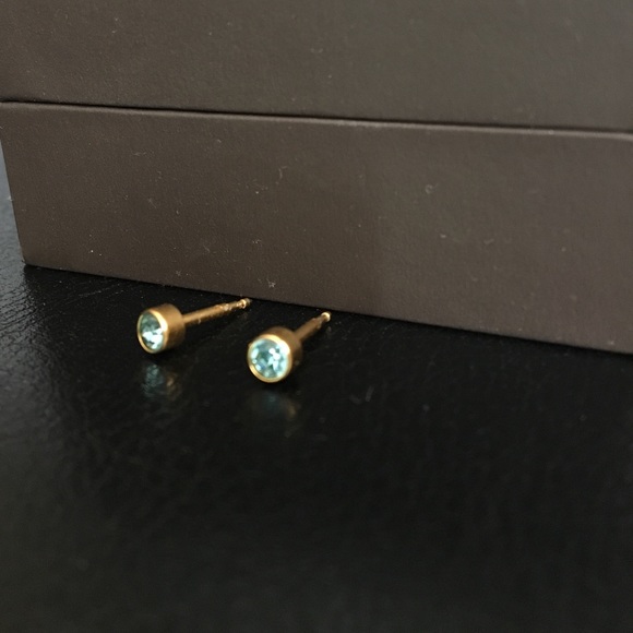 10KT Gold Light Sapphire Gem Earrings Studs - Picture 2 of 5