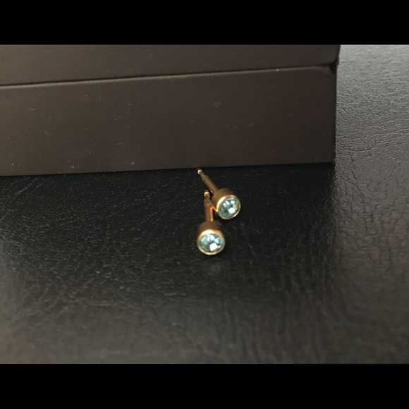10KT Gold Light Sapphire Gem Earrings Studs - Picture 3 of 5
