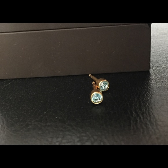 10KT Gold Light Sapphire Gem Earrings Studs - Picture 4 of 5