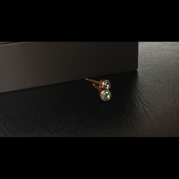 10KT Gold Light Sapphire Gem Earrings Studs - Picture 5 of 5