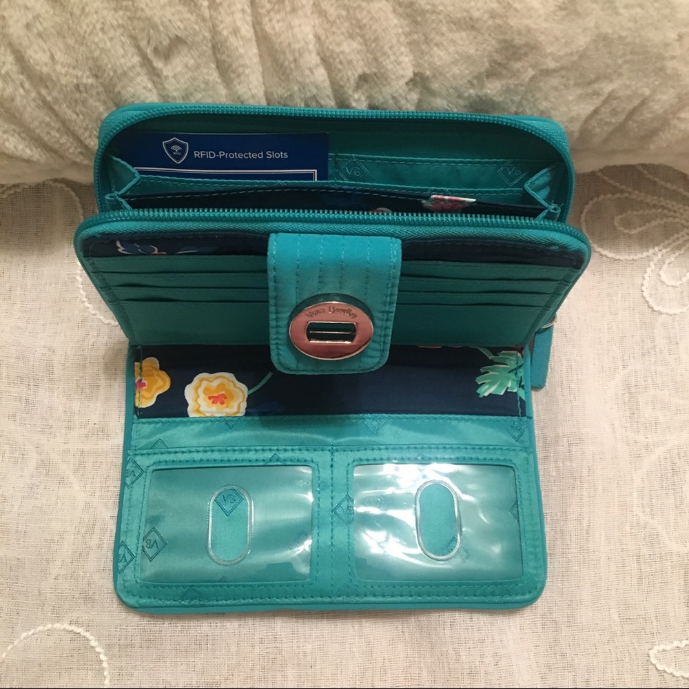 🆕 VERA BRADLEY • Turnlock Wallet