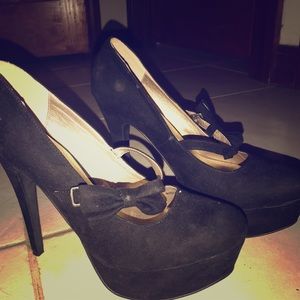 Black bow heels