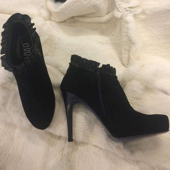 Beautiful black suede booties - Picture 2 of 2